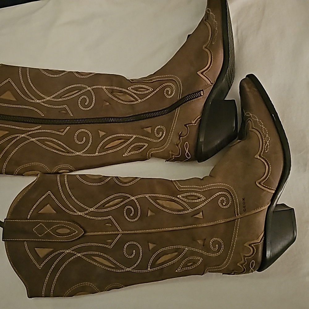 Geox pointed toe sz 7 womens cowboy boots with design